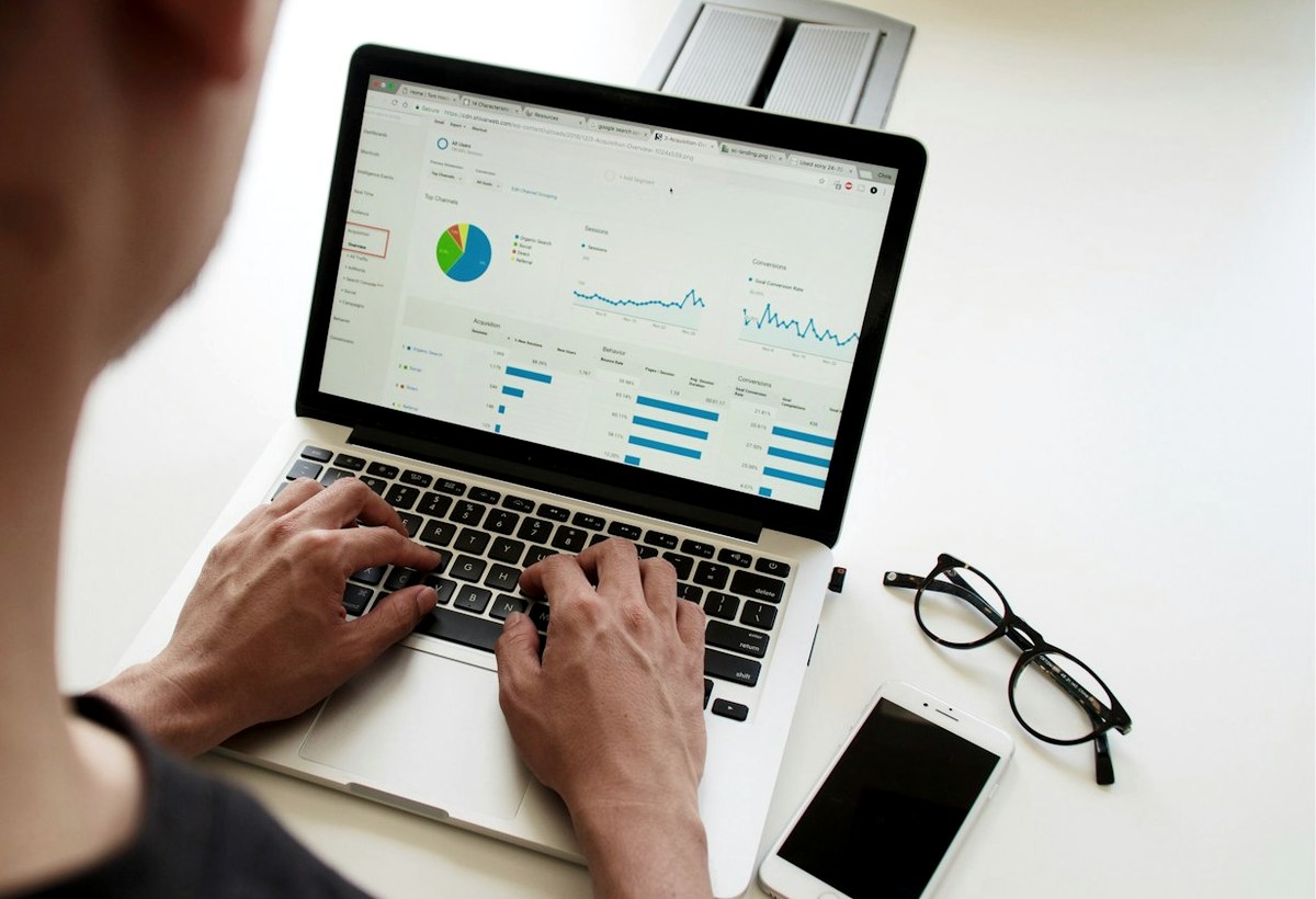 arbeitsplatz mit dokumenten